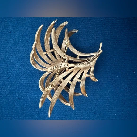 Huge Gold Tone Crown Trifari Feather or Leaf Plume Mid Century Brooch - Picture 4 of 6